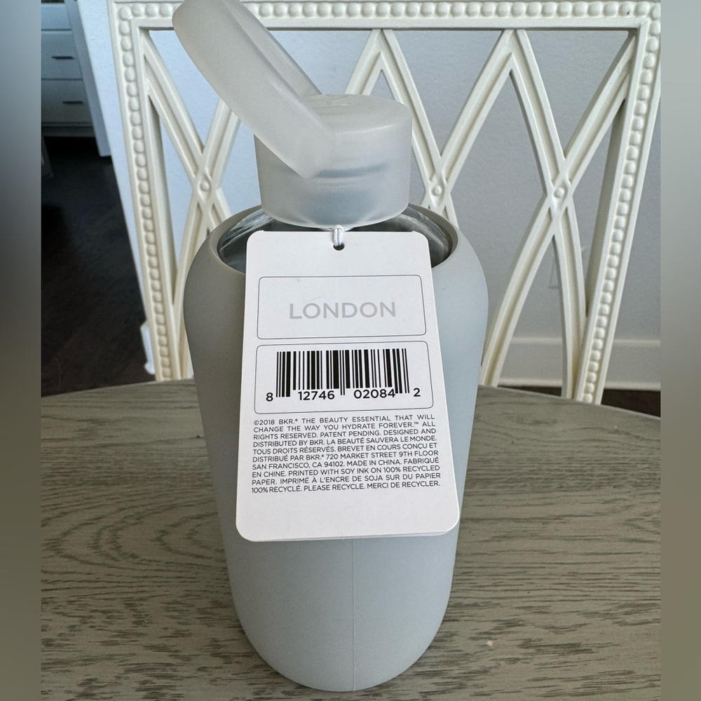 1L big London bkr with tag, bottle, and cap.